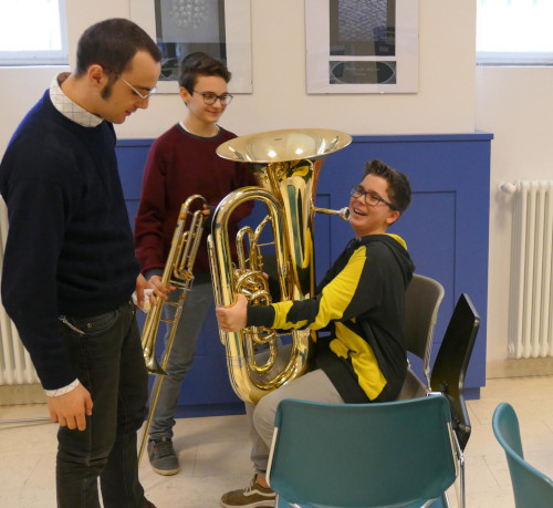 Ein Kind probiert die Tuba aus