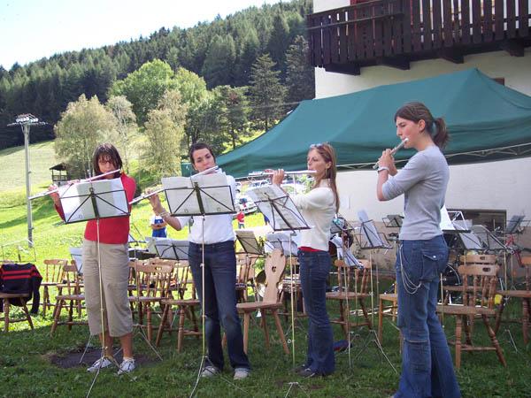 Querflöten beim Spiel im Freien